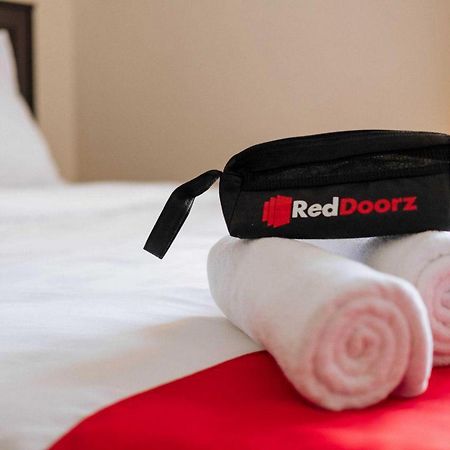 Готель Reddoorz Near Mojokerto Train Station Екстер'єр фото