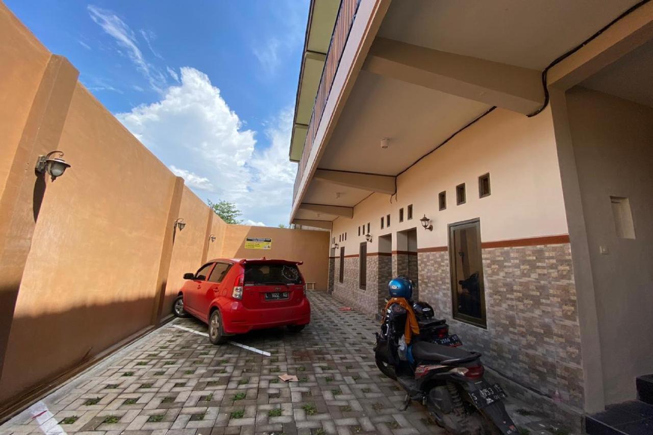 Готель Reddoorz Near Mojokerto Train Station Екстер'єр фото