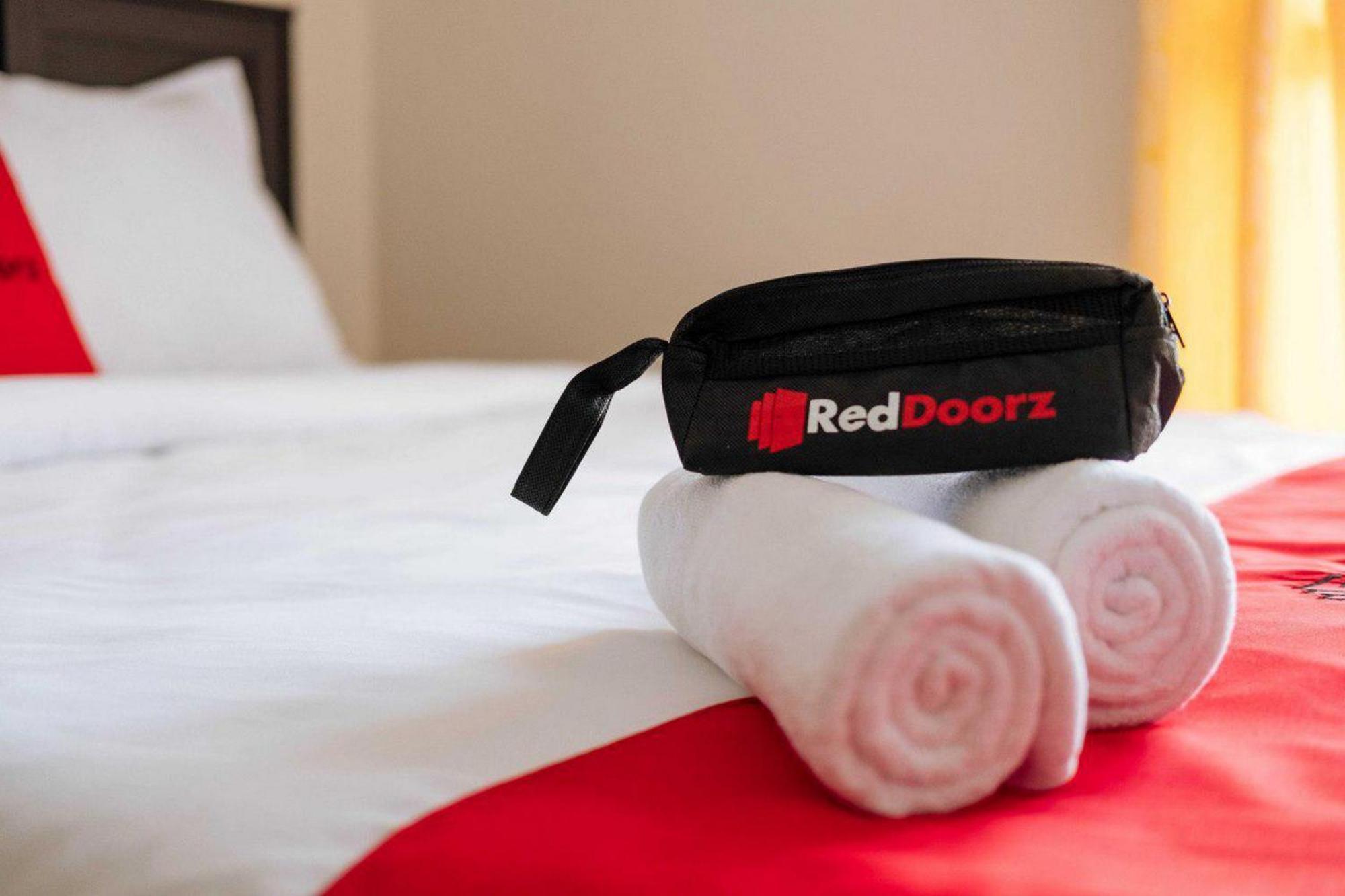 Готель Reddoorz Near Mojokerto Train Station Екстер'єр фото